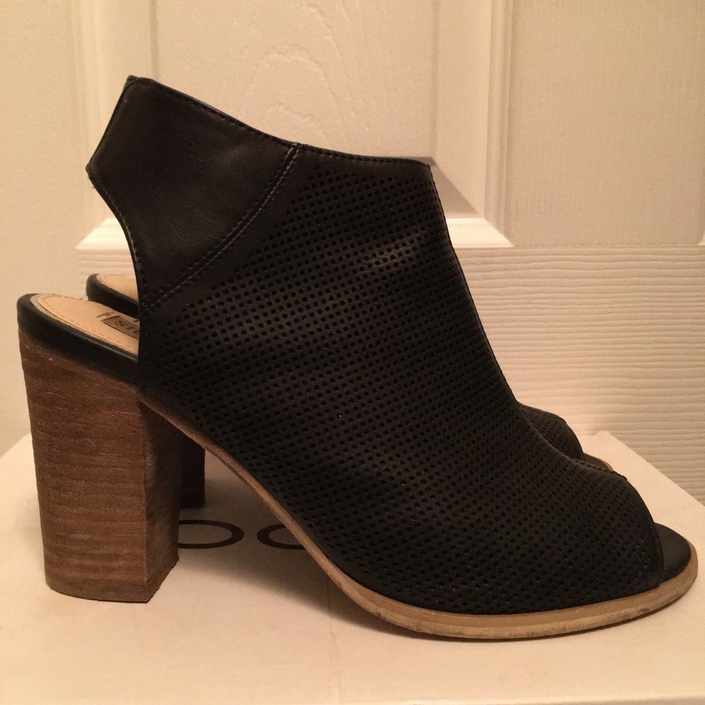 Steve Madden sandal shoe.